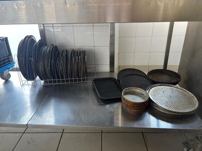 Un important lot de plateaux/plaques à pizza pour cuisson