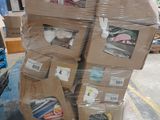 de nombreux cartons empilés les uns sur les autres dans un entrepôt