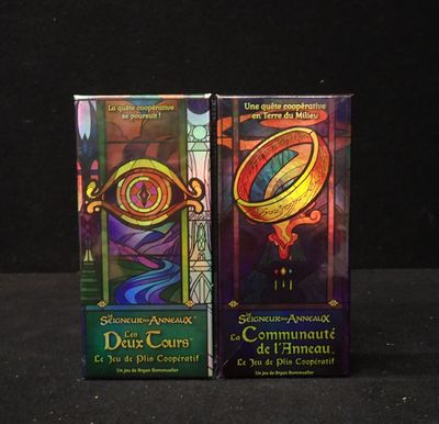 deux boîtes de parfums posées sur une surface noire