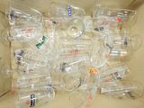 beaucoup de gobelets en plastique vides dans une boîte