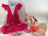 une robe rose, un poney rose, une robe rose et un sac à main rose