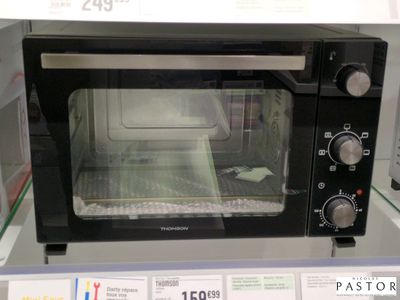 une photo d'un four grille-pain exposé dans un magasin
