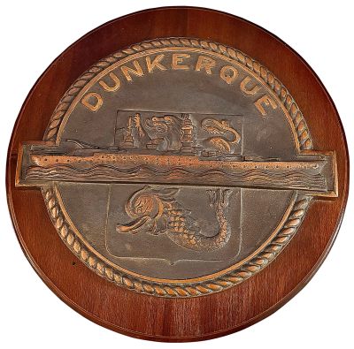 une plaque en bois sur laquelle est représenté un bateau