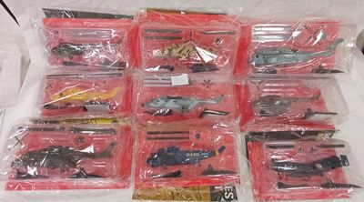 beaucoup de jouets en plastique posés sur une table