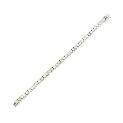 gros plan d'un bracelet en argent sur fond blanc