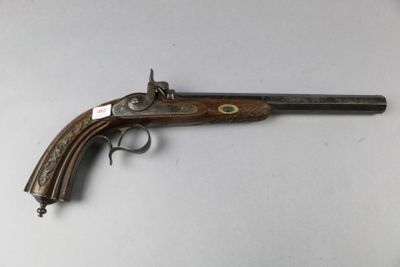 un vieux fusil posé sur une table