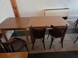 des tables et des chaises dans un restaurant, avec un radiateur en arrière-plan
