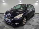 la petite voiture noire est garée dans une grande pièce