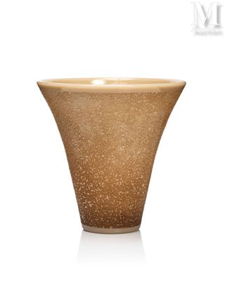 un vase brun posé sur une surface blanche