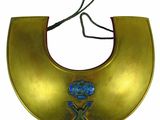 un gros plan d'un collier en or orné d'une pierre bleue