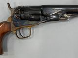 gros plan d'un revolver sur une surface blanche
