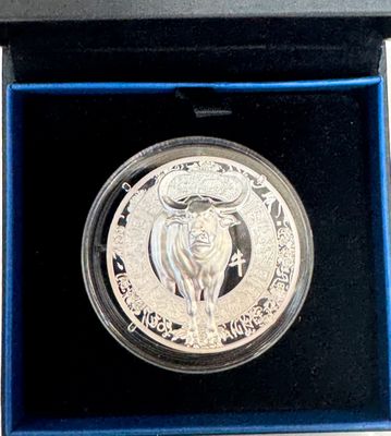 pièce d'argent « bull » dans un coffret noir sur fond blanc