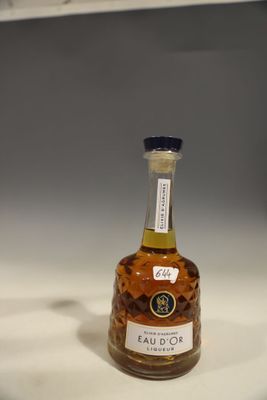 des bouteilles d'alcool posées sur un plan de travail dans une pièce
