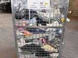 un chariot en métal sur lequel sont posées de nombreuses paires de chaussures