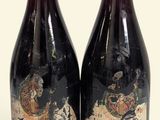 deux bouteilles de vin ornées d'une carte, posées l'une à côté de l'autre
