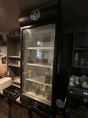 une photo d'une cuisine avec un réfrigérateur à l'intérieur