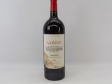 une bouteille de vin posée sur une table