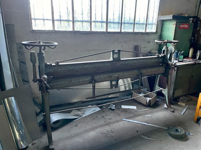 une machine placée au milieu d'une pièce
