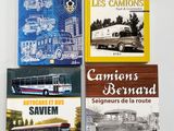trois livres posés sur une table, avec un bus et un autre bus en arrière-plan