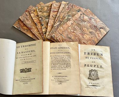 plusieurs livres ouverts posés les uns à côté des autres sur une table
