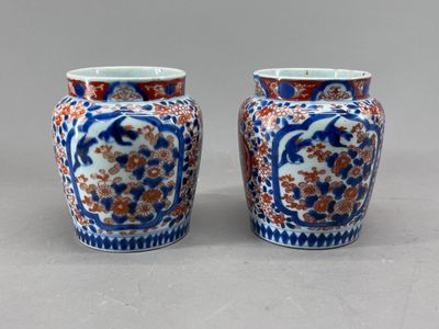 paire de vases bleus et blancs à motifs floraux