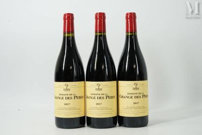 trois bouteilles de vin rouge posées côte à côte sur une table