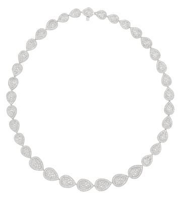un collier en or blanc et diamants sur fond blanc