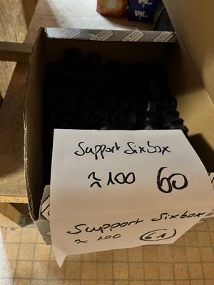 une boîte en carton sur laquelle est collée une étiquette