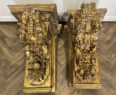 paire de consoles anciennes en bois sculpté ornées d'un motif à la feuille d'or