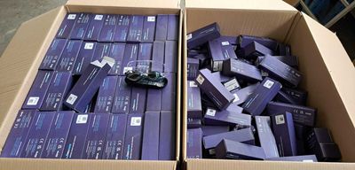 deux boîtes contenant des appareils électroniques violets posées sur une table