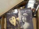 les livres sont empilés dans une boîte en carton