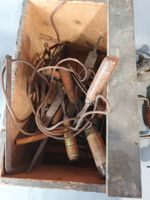 Caisse en bois contenant un lot d'anciens outils (photo 3)