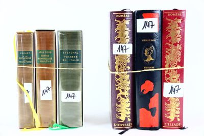 plusieurs livres sont empilés sur une surface blanche