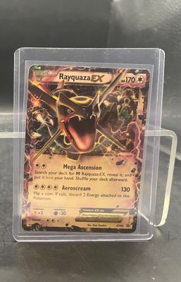 gros plan d'une carte pokemon dans un étui en plastique