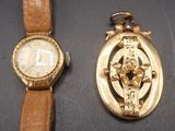 deux montres assises l'une à côté de l'autre sur une table