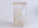 un vase en verre orné d'un motif marbré