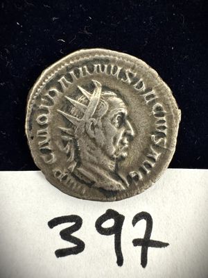 un gros plan d'une pièce de monnaie posée sur une feuille de papier