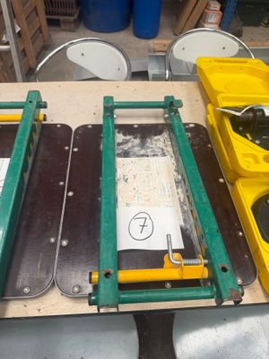 une table sur laquelle se trouvent de nombreux outils différents