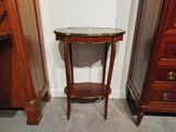 une petite table avec un plateau en verre dans une pièce