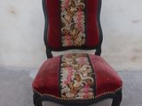 une chaise rouge et noire ornée d'un motif floral