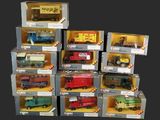 de nombreux types différents de petits trains dans les boîtes
