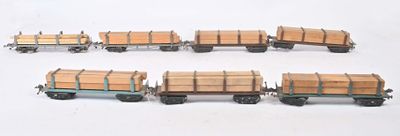 six caisses en bois posées sur un wagon, sur une surface blanche