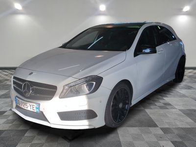 la mercedes cla est garée sur le sol en damier d'un garage