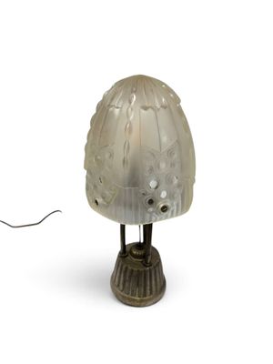 une lampe posée sur une table