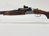 un fusil avec un canon en bois sur un support transparent