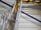 une échelle appuyée contre un mur dans un garage