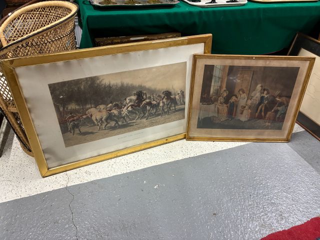Deux grandes gravures encadrées sous verre.