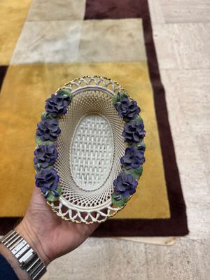une personne tenant un panier rempli de fleurs violettes
