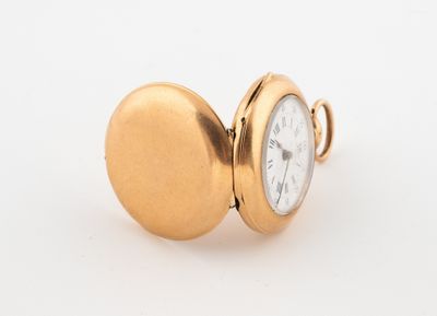 montre de poche plaquée or sur fond blanc, avec un fond blanc
