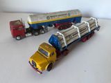 deux camions miniatures posés l'un à côté de l'autre sur une table